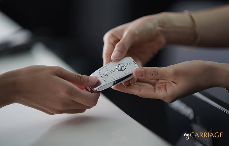 Image-of-a-man-handing-a-car-key-to-someone-for-leasing-a-car